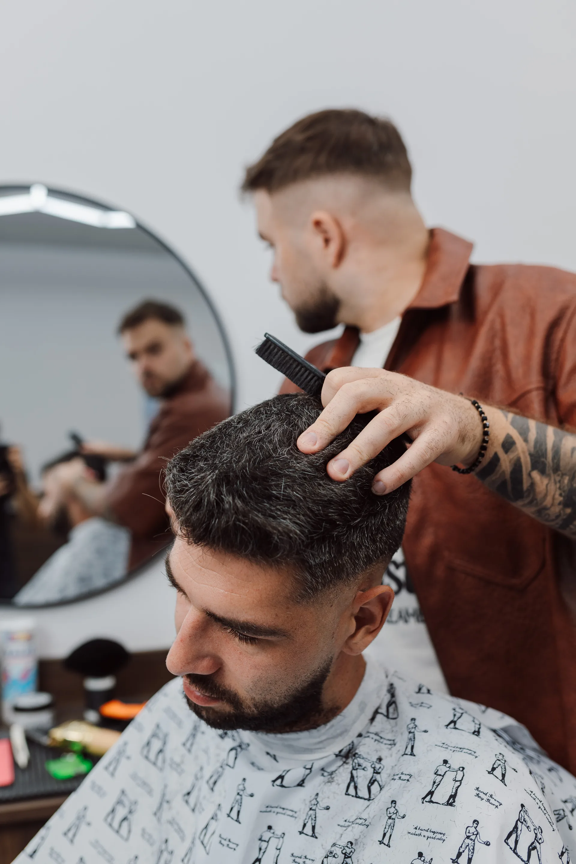 Hairmind Academy borbély oktatás gyakorlati munka közben