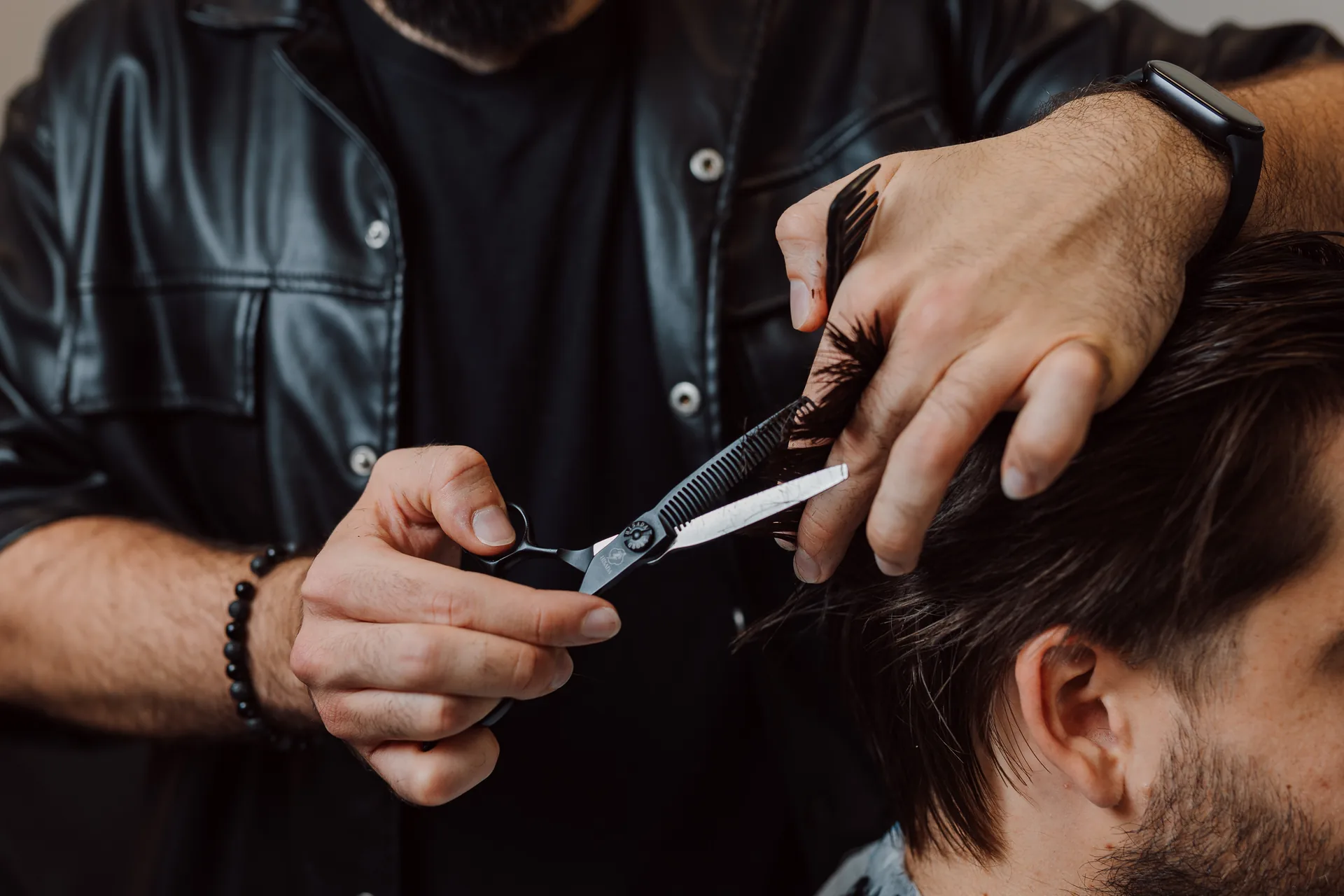 Hairmind Academy borbély oktatás ollós hajvágás közben